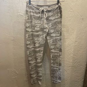 Monrow camo sweatpants